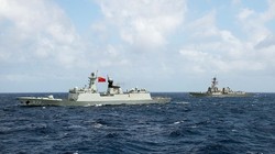 Hai tàu chiến của Hải Quân Mỹ đang hoạt động tuần tra trên biển Đông. Nguồn: CNN