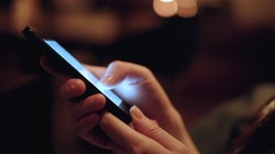 Ánh sáng xanh ảnh hưởng tới giấc ngủ của bạn. Ảnh: HuffPost