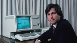 Ông Steve Jobs bên cạnh chiếc Apple Lisa. Ảnh: TheRegegister