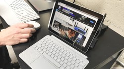 Surface Go mẫu máy tính bảng 2 trong 1 mới ra mắt của Microsoft. Ảnh: DT