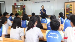 Học sinh chăm chú nghe giảng những kiến thức về vật lý trước khi bắt tay vào thực hành