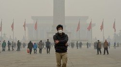 Nghiên cứu công bố năm 2015 cho thấy mỗi ngày tại Trung Quốc có 4.000 người chết do ô nhiễm không khí. Trung bình mỗi năm có 1.6 triệu người Trung Quốc qua đời bởi ô nhiễm không khí, chiếm 17% nguyên nhân tử vong tại quốc gia tỷ dân. Ảnh: CNN Money