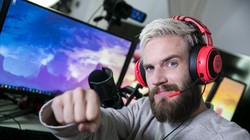 PewDiePie, tên thật là Felix Jjellberg đang là ngôi sao ăn khách hàng đầu YouTube. Ảnh: Medium