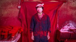 Anh Wei (19 tuổi) đến từ tỉnh Quý Châu, hiện đang làm việc cho một nhà máy sản xuất đồ trang trí Giáng sinh tại thị xã Nghĩa Ô. Ảnh: The Guardian