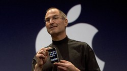 Steve Jobs giới thiệu chiếc iPhone đầu tiên vào năm 2007. Ảnh: Tom's Guide.