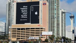 Tấm biển quảng cáo khổng lồ đặt tại một mặt khách sạn nhìn ra Trung tâm Hội nghị Las Vegas, nơi tổ chức Hội trợ Triển lãm Tiêu dùng CES, kèm thông điệp: “Điều gì xảy ra trên iPhone, sẽ ở lại trên iPhone”.