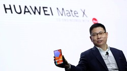 Chủ tịch mảng thiết bị di động Huawei Richard Yu giới thiệu mẫu smartphone gập, hỗ trợ 5G đầu tiên của hãng - Mate X. Ảnh: Zeebiz