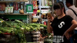 Thanh toán qua mã QR được chấp nhận cả ở các tiệm kinh doanh rau quả, thực phẩm nhỏ tại Trung Quốc. Ảnh: TO