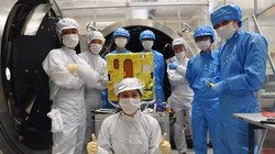 Nhóm kỹ sư và chuyên gia Việt Nam thử nghiệm vệ tinh Micro Dragon tại Viện Công nghệ vũ trụ, thuộc Viện hàn lâm Khoa học và công nghệ Việt Nam - Ảnh: Viện Công nghệ vũ trụ cung cấp