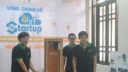 Ngô Cự Mạnh (bìa trái) giới thiệu giải pháp khóa thông minh Glock tại một cuộc thi về IoT do Vườn ươm doanh nghiệp, Khu công nghệ cao tổ chức. Ảnh: Hà Thế An.