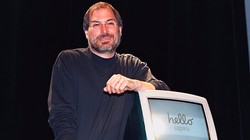 Steve Jobs với chiếc iMac năm 1998