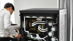 Chiếc PC trị giá 700 triệu đang được nhân viên lắp đặt tại nhà vị đại gia.