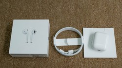 Mẫu tai nghe không dây mới của Apple gồm tai nghe, cáp sạc lightning và sách hướng dẫn.