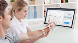 Găng tay của Neofect bao quanh bàn tay bệnh nhân