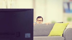 Người dùng đang xem TV và chính TV cũng có thể theo dõi người dùng