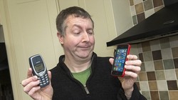 Dave Mitchell và chiếc điện thoại đã đi theo ông 17 năm