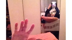 "Còn sớm mà bạn gái đã đánh thức tôi dậy". 