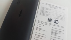 Giấy chứng nhận được đóng gói kèm theo, nhà máy sản xuất Nokia 150 là Microsoft Mobile (Vietnam) LLC