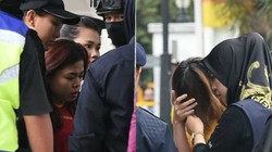 Đoàn Thị Hương  (phải, che mặt) và Siti Aisyah được dẫn tới Tòa