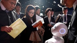 Người tham gia thích thú quan sát sản phẩm robot của SoftBank