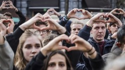 Người dân Brussels lấy tay làm biểu tượng trái tim để tưởng niệm các nạn nhân của vụ khủng bố cách đây 1 năm