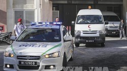 Xe cảnh sát và xe cứu thương mang thi thể "ông Kim Jong-nam" rời bệnh viện ở Putrajaya, Malaysia ngày 15/2. Ảnh: EPA/TTXVN