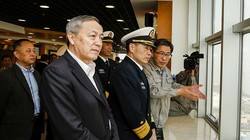 Phó Đô đốc Shen Jinlong (giữa) trong chuyến thăm Công ty đóng tàu Hudong Zhonghua