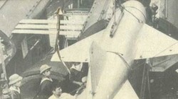 Các chiến sĩ kỹ thuật của Hải quân nhân dân Việt Nam đang tiến hành nạp đạn P-15 Termit cho tàu tên lửa project 183R lớp Komar để chuẩn bị cho nhiệm vụ tuần tra bảo vệ lãnh hải Việt Nam