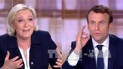 Ứng cử viên độc lập Emmanuel Macron (phải) và đối thủ Marine Le Pen. Ảnh: AFP/TTXVN