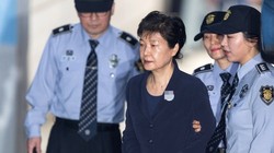 Bà Park bị dẫn giải vào phòng xử án