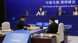 Kiện tướng cờ vây số một thế giới Ke Jie (Kha Khiết) đã tâm phục khẩu phục Alphago sau ván thứ ba