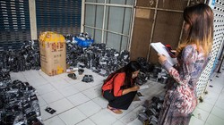 Nhân viên đang kiểm kê phụ kiện điện thoại di động tại một cửa hàng ở Yangon
ẢNH: BLOOMBERG