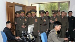 Nhà lãnh đạo Triều Tiên Kim Jong-un sử dụng máy tính trong một buổi thị sát. Ảnh: Reuters.