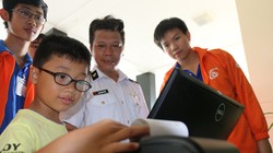 Thông tin liệt sĩ, vị trí bia mộ và bản đồ nghĩa trang được in tại chỗ cho khách viếng - Ảnh: TƯỜNG HÂN