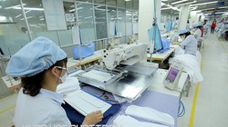 Công nhân Công ty May 10 đang thực hiện một công đoạn trong chuyền may. Ảnh: Anh Sa