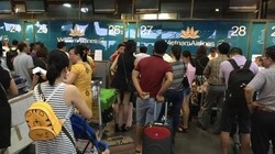 Do bị tấn công mạng, hành khách dồn ứ tại sân bay Tân Sơn Nhất vì chưa thể làm được thủ tục bay - Ảnh: TT (nguồn Báo CA TP HCM)