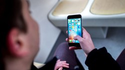 Thậm chí cả khi bạn đã tắt dịch vụ định vị, bạn vẫn có thể bị theo dõi nếu như WiFi và Bluetooth vẫn ở chế độ on! Ảnh dpa