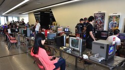 Các tạp chí game được phát hành cách đây cả chục năm trước cùng các dàn máy tính đời đầu cũng được mang ra sau nhiều năm phủ bụi.