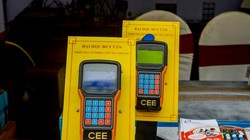 Thiết bị cấp phiếu giữ xe cầm tay do Ths. Đồng và các cộng sự chế tạo. Ảnh: Đoàn Lê