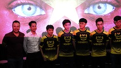 Ông Cristopher (ngoài cùng bên trái) và các thành viên Gigabyte Marines.