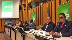 Quan chức Bộ Thông tin và truyền thông Indonesia (bìa phải) giới thiệu chương trình Tầm nhìn số tại Thượng đỉnh thế giới về xã hội thông tin diễn ra ở Geneva tháng 6-2017 - Ảnh: Bộ Ngoại giao Indonesia