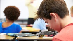 Các chuyên gia và đại diện công đoàn đã chỉ ra rằng, việc sử dụng điện thại di động trong lớp học tại Pháp đã bị cấm theo luật, tuy nhiên các nghiên cứu cho thấy, nhiều học sinh thú nhận vẫn vi phạm.
