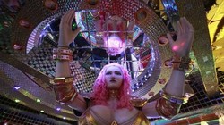 Các vũ công biểu diễn trên những con robot "nữ" khổng lồ.