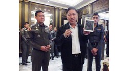 Tướng Winai Thongsong trình diễn đầu đọc thẻ căn cước. Ảnh: The Nation