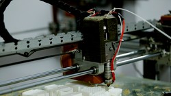 Máy in 3D của Công ty TNHH Gactech đang in sản phẩm bằng vật liệu nhựa carbon. 
Ảnh: Lê Loan