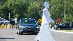 Người máy đi bộ qua đường một cách ngẫu nhiên để kiểm tra độ nhạy của các cảm biến gắn trên ô tô