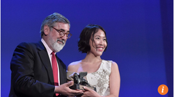 Gina Kim nhận giải thưởng cho phim VR xuất sắc nhất tại Liên hoan Phim Venice lần thứ 74 (tháng 9/2017). Ảnh AFP