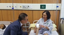 Bệnh nhân cử động khớp gối, đi lại dễ dàng sau thay khớp. Ảnh: Hồng Hải.