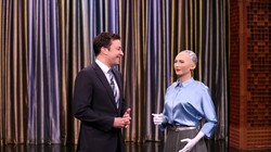 Robot Sophia cùng MC Jimmy Fallon trong chương trình "Showbotics Tonight" phát 25/4/2017. Ảnh Andrew Lipovsky/NBC
