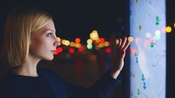 Một du khách tìm đường bằng ứng dụng bản đồ tại Barcelona. Ảnh: UNESCO